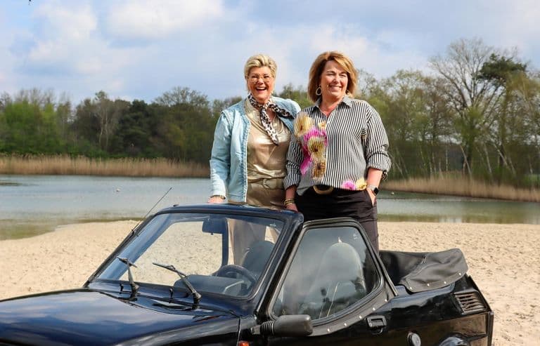 De eigenaressen van Label Trends bij een klassieke cabrio aan het water, persoonlijk modeadvies in Denekamp
